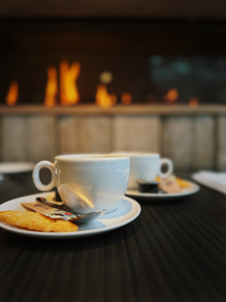 Koffie aan de open haard