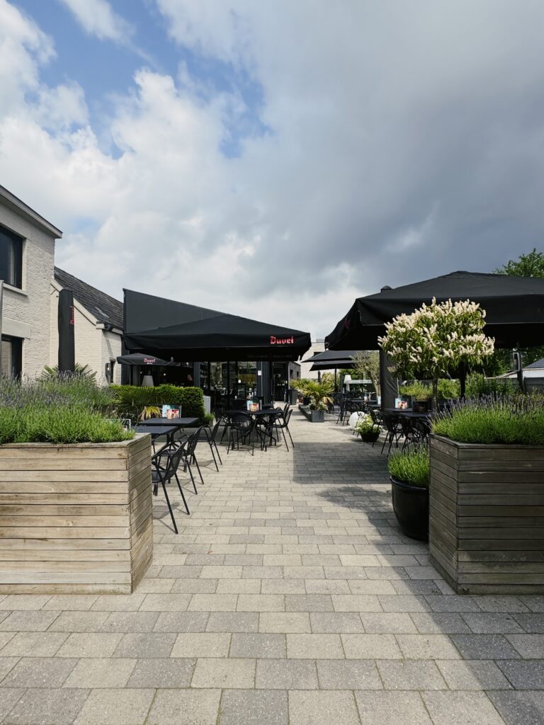 wijds zicht van het terras restaurant Ekeren