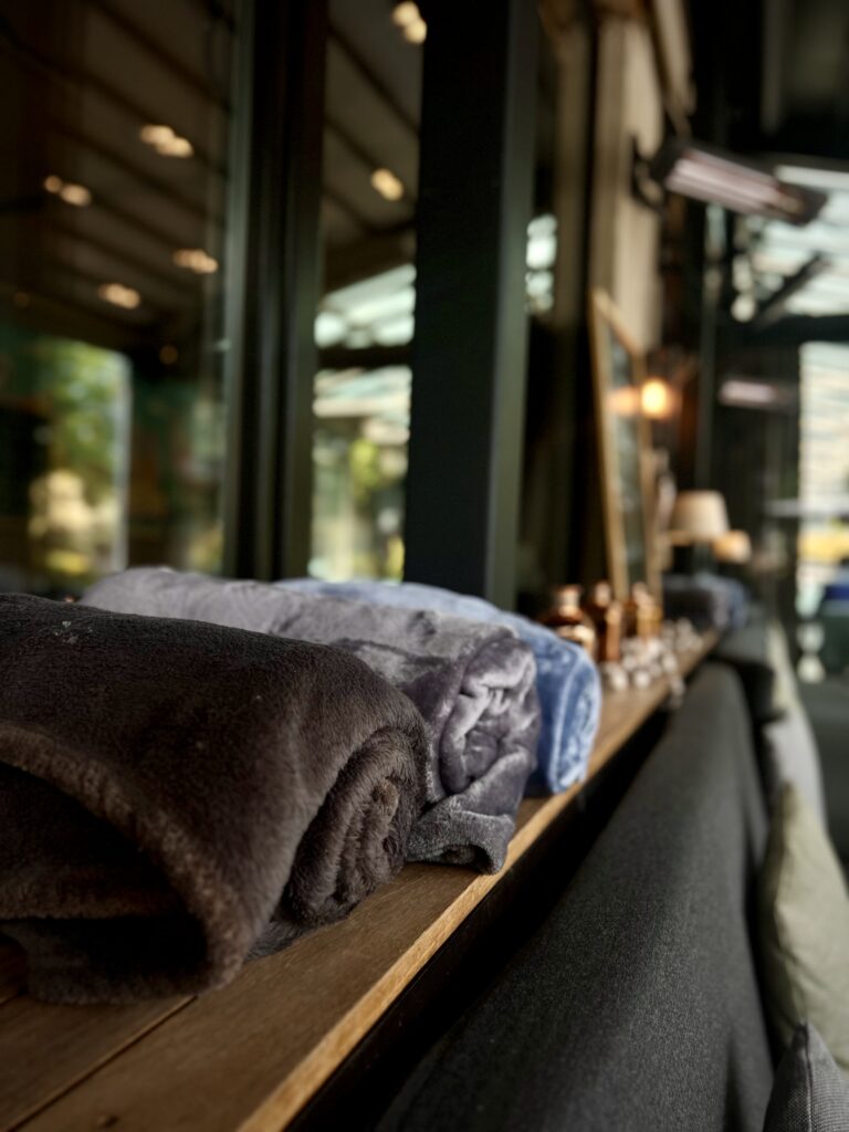 overdekt terras met dekentjes Het District Ekeren