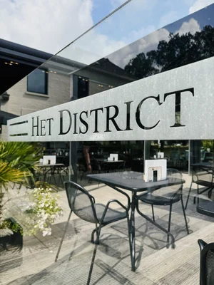 opschrift Het District op de ramen